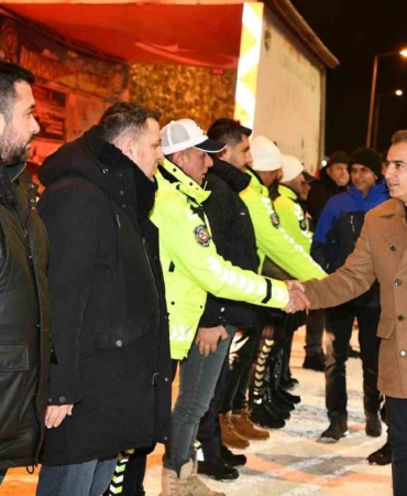 vali-cicekten-yilbasi-ziyareti-jandarma-polis-ve-saglikcilara-moral-destegi-2ATAXBqy.jpg