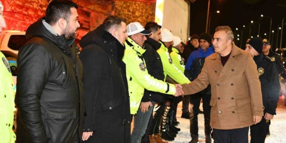 Vali Çiçek’ten Yılbaşı Ziyareti: Jandarma, Polis ve Sağlıkçılara Moral Desteği