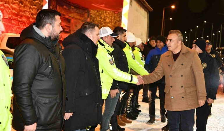 vali-cicekten-yilbasi-ziyareti-jandarma-polis-ve-saglikcilara-moral-destegi-2ATAXBqy.jpg