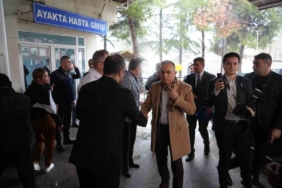 vali-kemal-ceber-kazada-yaralanan-vatandaslari-hastanede-ziyaret-etti-iprrEJDC.jpg