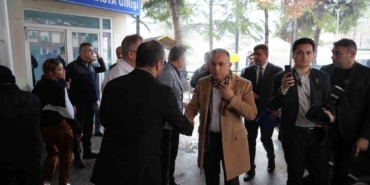 vali-kemal-ceber-kazada-yaralanan-vatandaslari-hastanede-ziyaret-etti-iprrEJDC.jpg