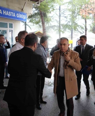 vali-kemal-ceber-kazada-yaralanan-vatandaslari-hastanede-ziyaret-etti-iprrEJDC.jpg