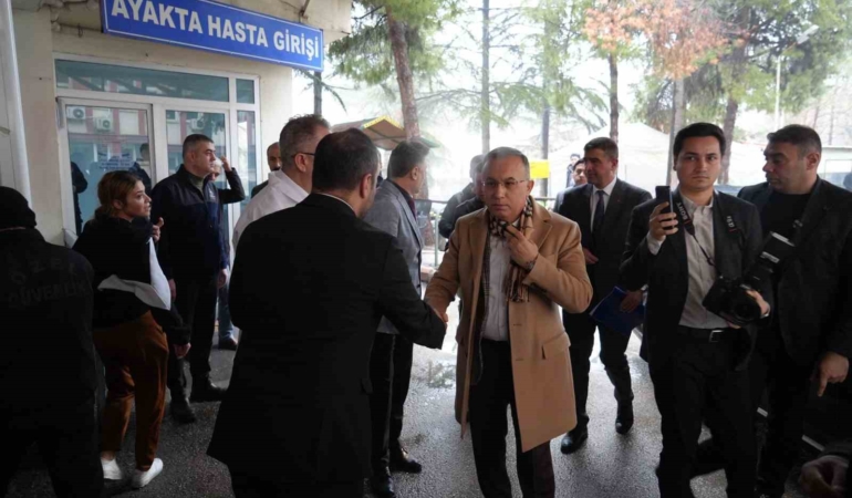 vali-kemal-ceber-kazada-yaralanan-vatandaslari-hastanede-ziyaret-etti-iprrEJDC.jpg
