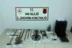 vanda-tarihi-kaleye-yakin-kazi-yapan-iki-kisi-yakalandi-fq32vw24.jpg