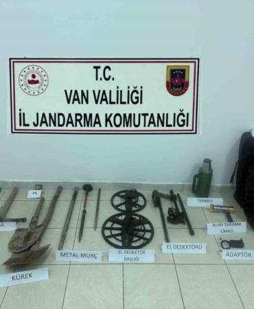 vanda-tarihi-kaleye-yakin-kazi-yapan-iki-kisi-yakalandi-fq32vw24.jpg