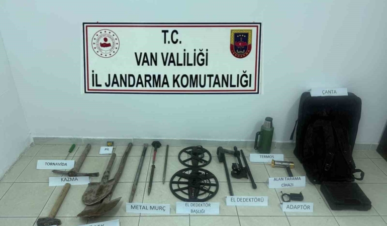 vanda-tarihi-kaleye-yakin-kazi-yapan-iki-kisi-yakalandi-fq32vw24.jpg