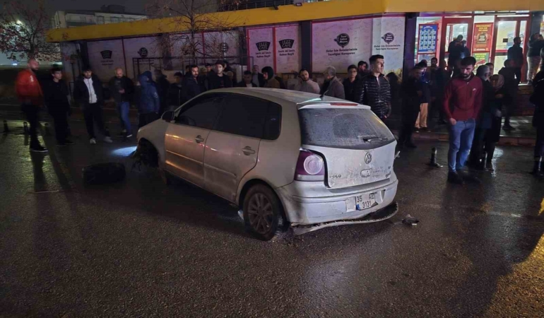 yagmur-sonrasi-coken-yol-faciaya-neden-oldu-3-yarali-CWTSb8Tr.jpg