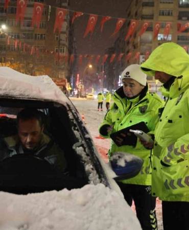 yeni-yilin-ilk-saatlerinde-guvenlik-ekiplerinin-yilbasi-denetimleri-bHRn7d7C.jpg