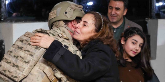 Yılbaşı Nöbetinde Aile Sevinci: Güvenlik Kulesinde Unutulmaz Anlar