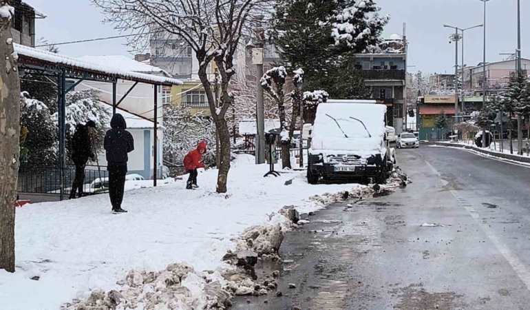 yildirim-kar-ve-yagmur-su-kaynaklari-ve-tarim-icin-hayati-onemi-artiriyor-Iqa8Puca.jpg