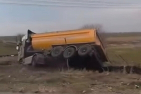 yol-kenarinda-devrilen-kamyonun-surucusu-yaralandi-kaza-ani-ve-detaylar-UMUhXx8M.jpg