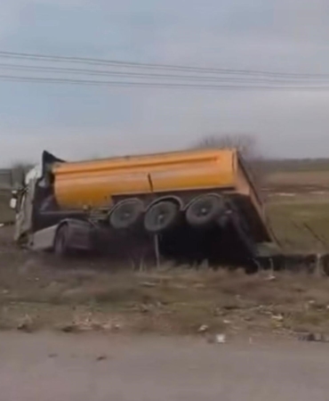 yol-kenarinda-devrilen-kamyonun-surucusu-yaralandi-kaza-ani-ve-detaylar-UMUhXx8M.jpg
