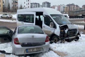 yolcu-minibusu-ile-otomobil-carpisti-4-kisi-yaralandi-FSRv1Dcd.jpg
