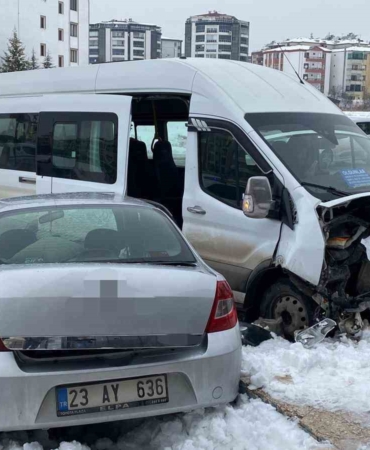 yolcu-minibusu-ile-otomobil-carpisti-4-kisi-yaralandi-FSRv1Dcd.jpg