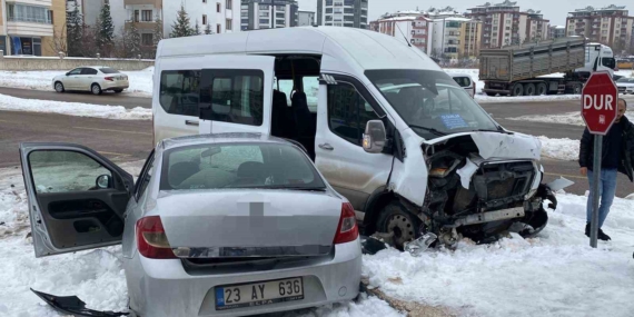 Yolcu Minibüsü ile Otomobil Çarpıştı, 4 Kişi Yaralandı