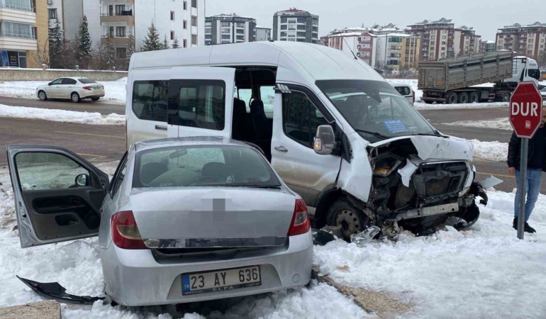 yolcu-minibusu-ile-otomobil-carpisti-4-kisi-yaralandi-FSRv1Dcd.jpg