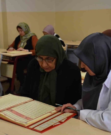 70-yasinda-kuran-i-kerim-ogrenmeye-hece-hece-basladi-KsWbPOcQ.jpg