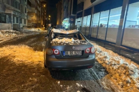 agrida-catidan-dusen-kar-ve-buz-kutlesi-aracta-hasara-neden-oldu-nlVa7NIf.jpg