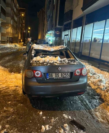 agrida-catidan-dusen-kar-ve-buz-kutlesi-aracta-hasara-neden-oldu-nlVa7NIf.jpg