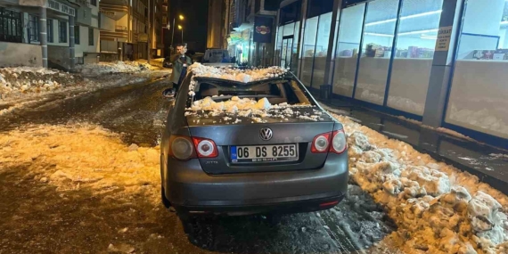 Ağrı’da Çatıdan Düşen Kar ve Buz Kütlesi Araçta Hasara Neden Oldu