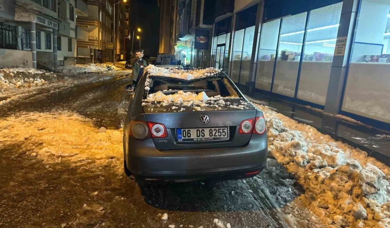 agrida-catidan-dusen-kar-ve-buz-kutlesi-aracta-hasara-neden-oldu-nlVa7NIf.jpg