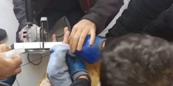 Akıllı Tahtaya Sıkışan Öğrenci, İtfaiye Ekiplerinin Kahramanlığıyla Kurtarıldı