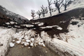 batmanda-heyelan-alarmi-koy-minibusu-yolda-mahsur-kaldi-96n5wr2O.jpg