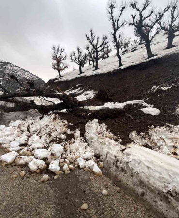 batmanda-heyelan-alarmi-koy-minibusu-yolda-mahsur-kaldi-96n5wr2O.jpg
