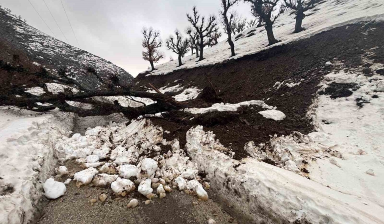 batmanda-heyelan-alarmi-koy-minibusu-yolda-mahsur-kaldi-96n5wr2O.jpg