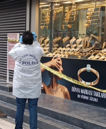 batmanda-kar-maskeli-iki-supheli-kuyumcu-soygunu-gerceklestirdi-1Pz3SmVJ.jpg