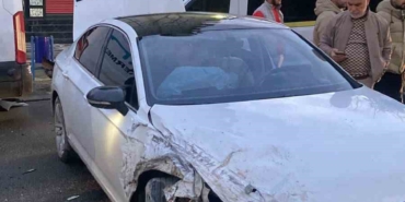 batmanda-minibus-ile-otomobil-carpismasi-1-yarali-RKaTYfah.jpg