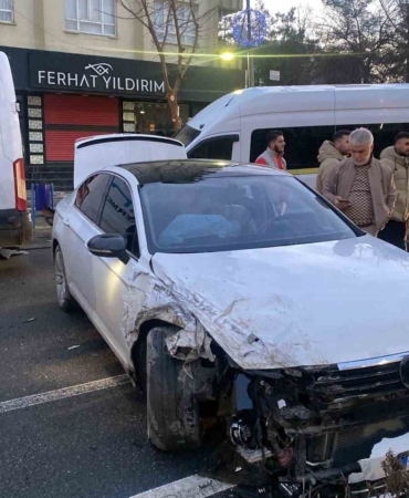 batmanda-minibus-ile-otomobil-carpismasi-1-yarali-RKaTYfah.jpg