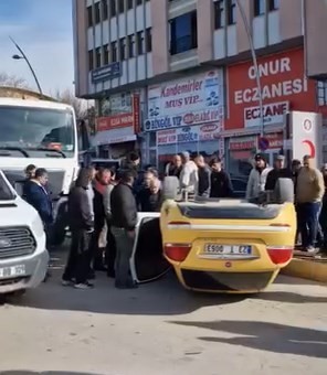 beton-mikseri-ile-carpisan-taksi-ters-dondu-1-yarali-olayi-aV1aObcH.jpg