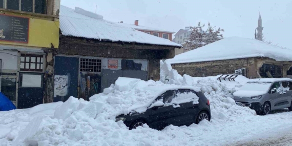 Çatıdan Düşen Kar Kütlesinin Araca Verdiği Zarar