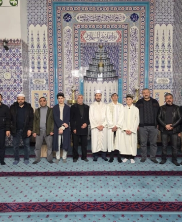 cermikte-hatimle-kilinan-teravih-namazi-heyecani-vcsfPZd7.jpg