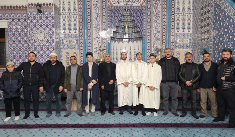 cermikte-hatimle-kilinan-teravih-namazi-heyecani-vcsfPZd7.jpg