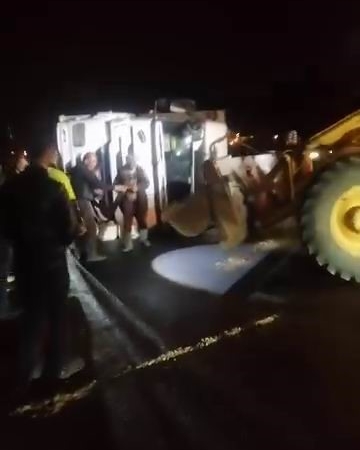 diyarbakirda-bugday-yuklu-tirin-devrilmesiyle-yol-saatlerce-kapali-kaldi-pEXf4klU.jpg