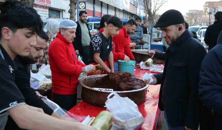 diyarbakirda-ramazanin-vazgecilmezi-cigkofteye-buyuk-ilgi-6v9EQbDb.jpg