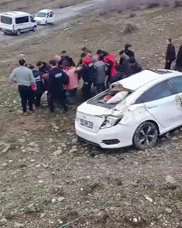 diyarbakirda-yoldan-cikan-otomobil-kazasi-1-yarali-ImZ5OKC8.jpg