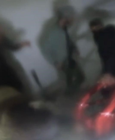 dumandan-etkilenen-kisinin-evden-cikis-anlari-kask-kamerasinda-PakSIxPp.jpg
