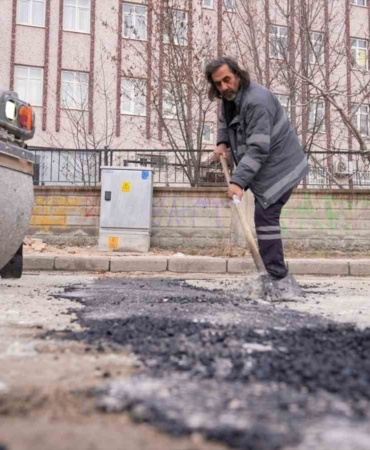 elazigda-asfalt-yama-calismalari-devam-ediyor-VqeHZPIc.jpg