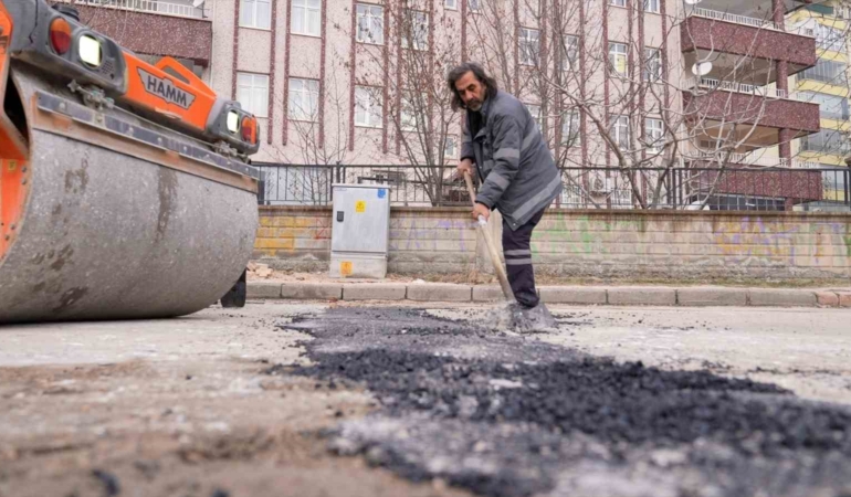elazigda-asfalt-yama-calismalari-devam-ediyor-VqeHZPIc.jpg