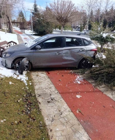 elazigda-kaldirima-cikan-otomobil-1-yarali-cJJrJtws.jpg