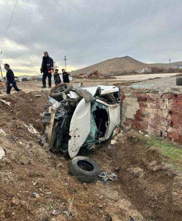 elazigda-otomobil-aydinlatma-diregine-carpti-iki-yarali-IZPJa2c6.jpg