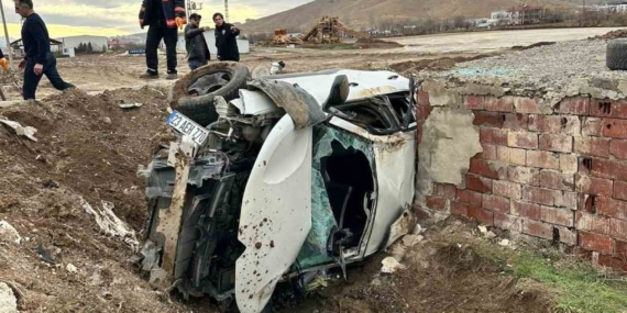 Elazığ’da Otomobil Aydınlatma Direğine Çarptı: İki Yaralı!