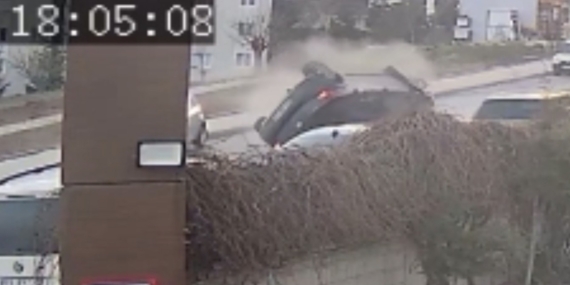 Elazığ’da Otomobilin Ters Döndüğü Kaza Anlarının Görüntüleri Yayınlandı