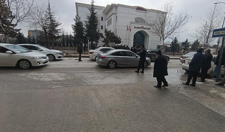 elazigda-zincirleme-trafik-kazasi-1-yarali-olay-ani-kamere-yansidi-eiWb72wO.jpg