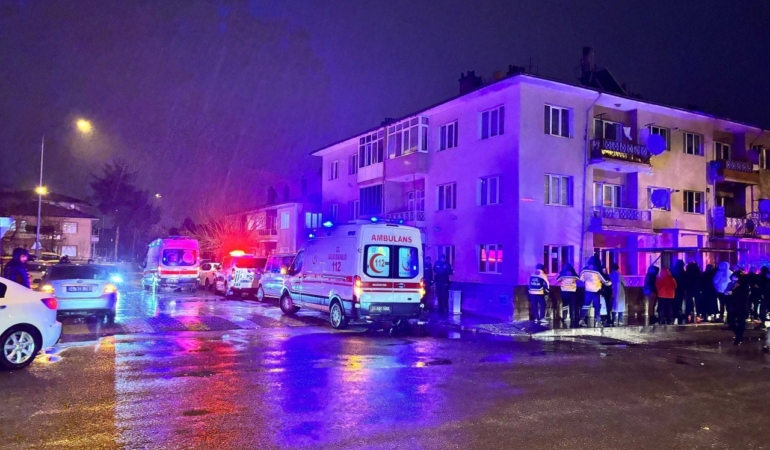 erzincanda-korkutan-yangin-3-cocukla-birlikte-8-kisi-dumandan-etkilendi-hcnuIvLF.jpg