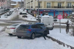 erzurumda-5-aracli-zincirleme-kaza-surucu-dengesini-kaybedip-yere-dustu-d927KTT1.jpg