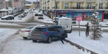 erzurumda-5-aracli-zincirleme-kaza-surucu-dengesini-kaybedip-yere-dustu-d927KTT1.jpg